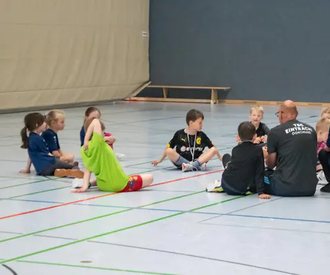 Kindergruppe beim Sport in einer Halle.