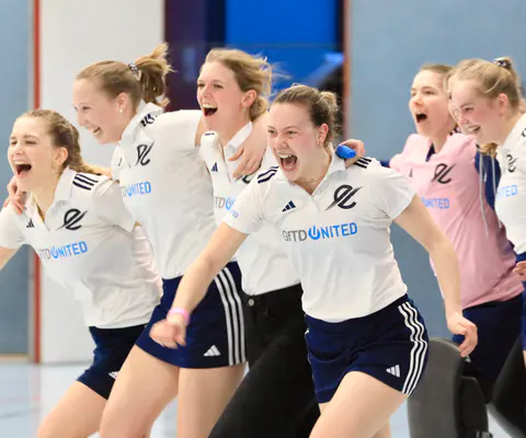 Eine Kindergruppe in dynamischer Bewegung in der Halle.