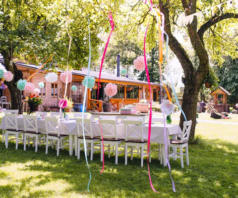 Dekorierte Tafel in einem hellen Raum mit klarer Event-Atmosphäre.