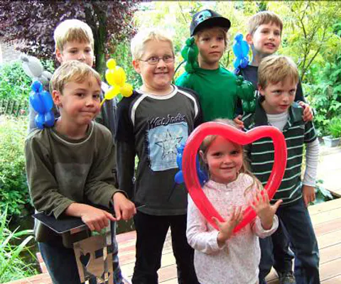Mehrere Kinder machen bei einem Mitmachprogramm gemeinsam mit.